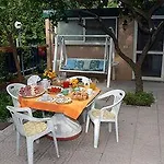 Oda ve Kahvaltı Mena